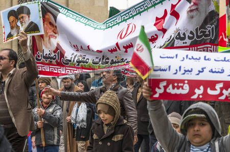 57540474-isfah-n-ir-n-febrero-2016-d-a-de-la-manifestaci-n-anual-revoluci-n-en-la-calle-de-esfahan-para-cel