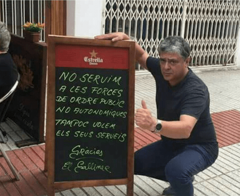 El Restaurante El Galliner De Calella Cuelga Un Negros No En Version Nacionalista Dolca Catalunya