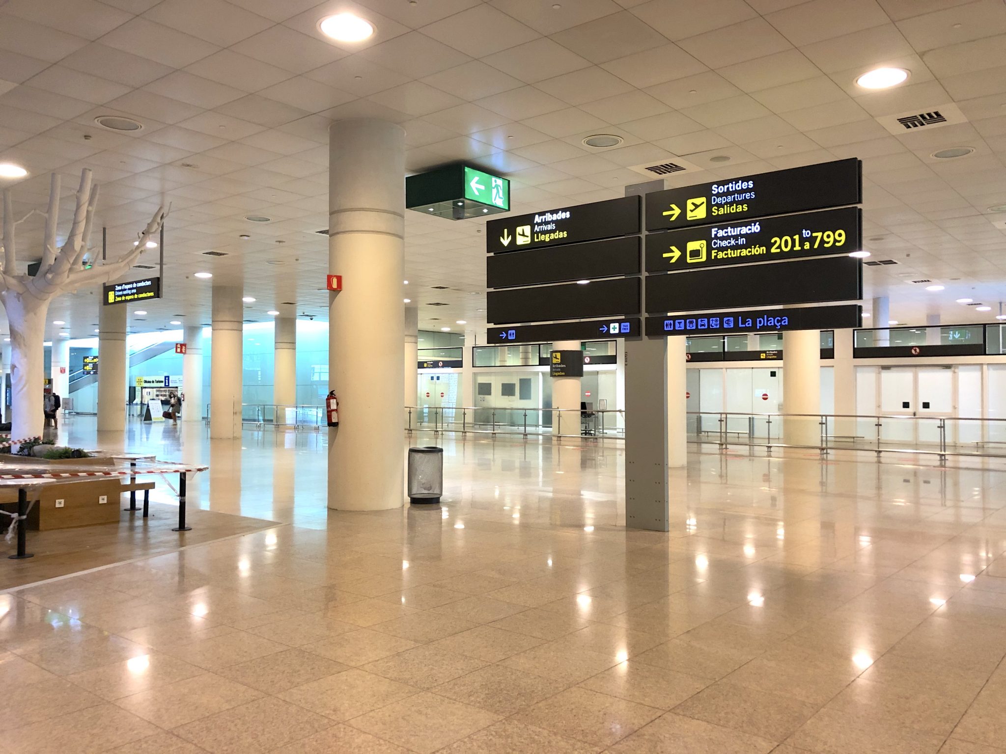 Aeropuerto de Barcelona, Llegadas, ayer a las 1930. No llega nadie Dolça Catalunya