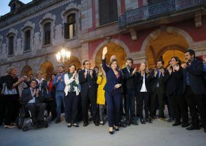 B47. BARCELONA, 20/10/2016.- Varios diputados y consellers del Govern, así como la alcaldesa de Barcelona Ada Colau (2ª d) arropan a la presidenta del Parlament, Carme Forcadell (c), durante la concentración de apoyo, tras la querella de la Fiscalía, que ha tenido lugar hoy en Barcelona. EFE/Alejandro García