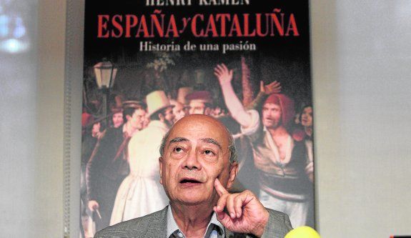 GRA163. MADRID, 04/09/2014.- El hispanista británico Henry Kamen presenta su ensayo "España y Cataluña", una reflexión sobre sus relaciones históricas y los "mitificados sucesos" de 1714, hoy en Madrid. EFE/Emilio Naranjo